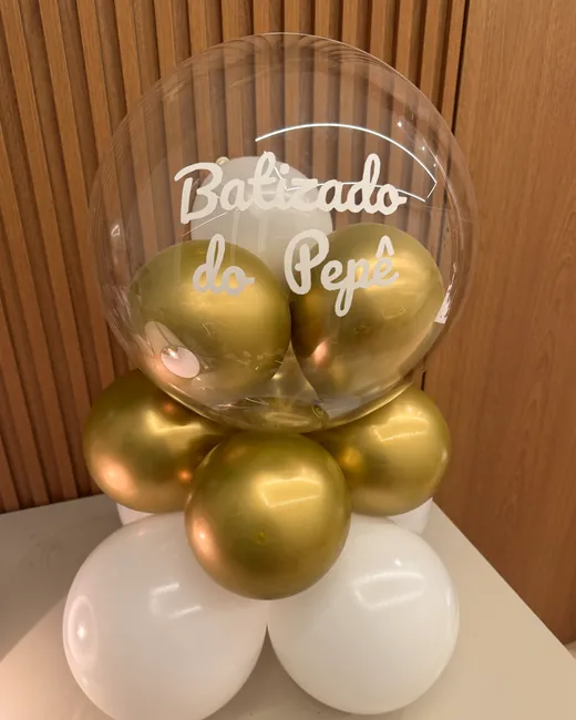 Arranjo de mesa com balões dourados cromados e brancos e balão bubble personalizado “Batizado do Pepê”