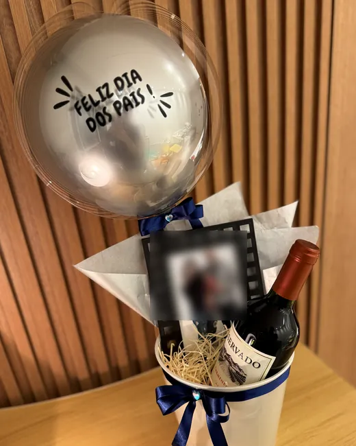 Kit presente com balão bubble personalizado “Feliz Dia dos Pais”, vinho tinto, porta-retrato e laço de cetim azul marinho, do Ateliê Balonê em São Paulo