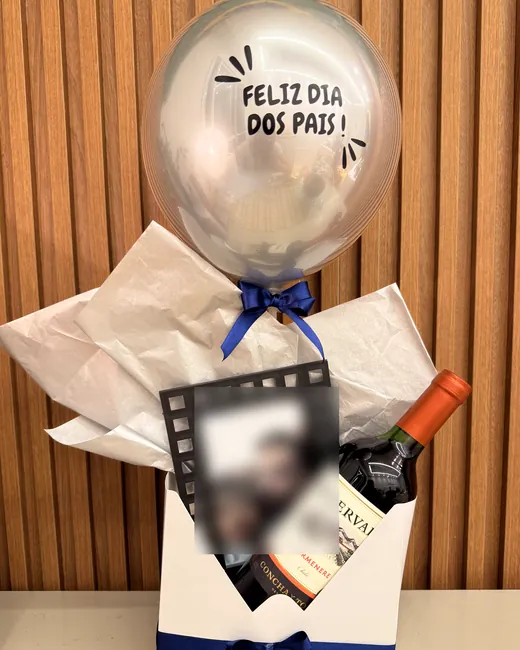 Kit presente em sacola branca com balão bubble prata personalizado, vinho e porta-retrato com laço azul marinho